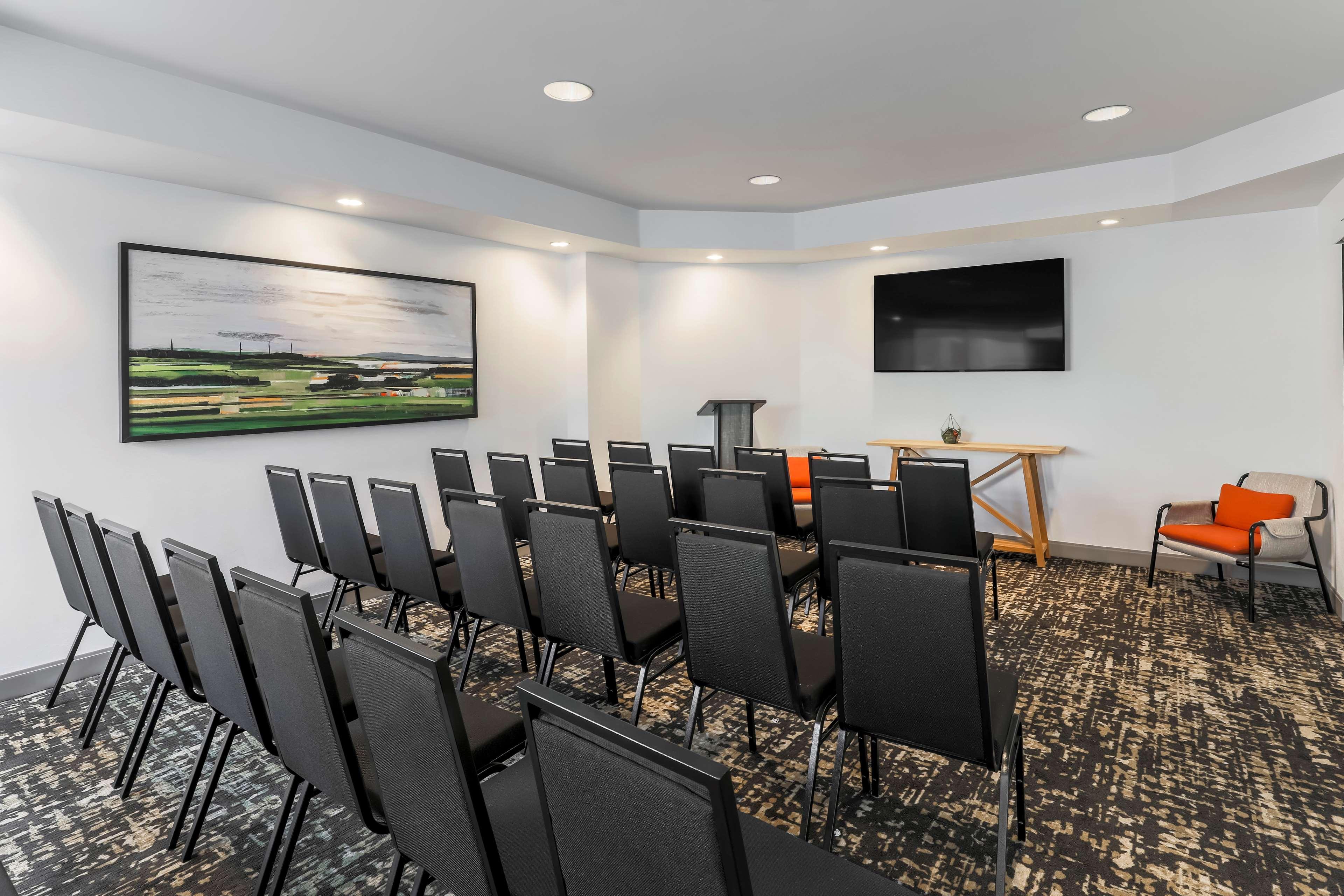 Hilton Garden Inn Davis Downtown Экстерьер фото