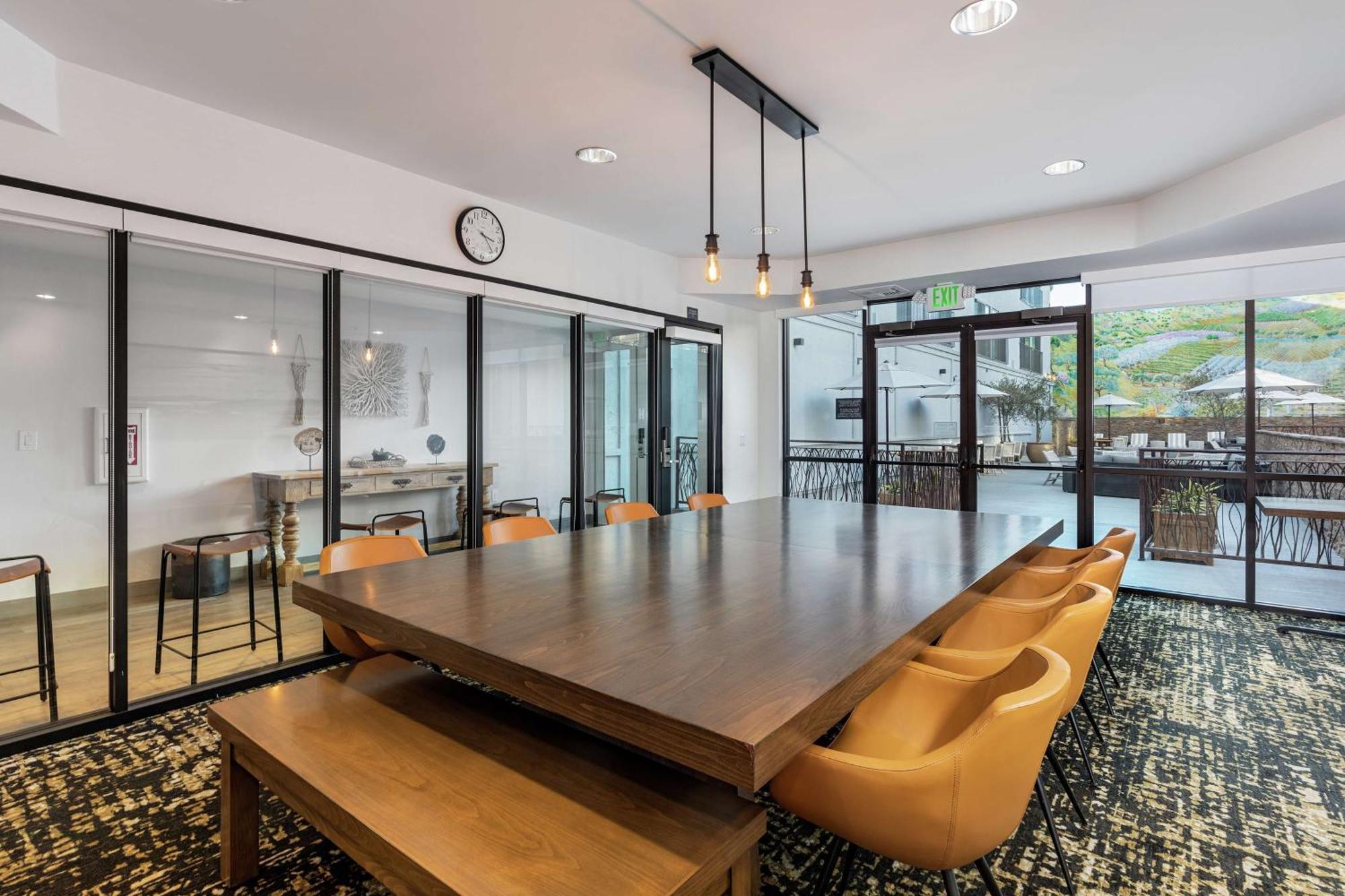 Hilton Garden Inn Davis Downtown Экстерьер фото